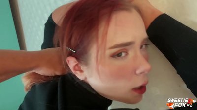 Ember baszott a szájába és punci engedelmes vörös hajú bimbo és jött a mellei